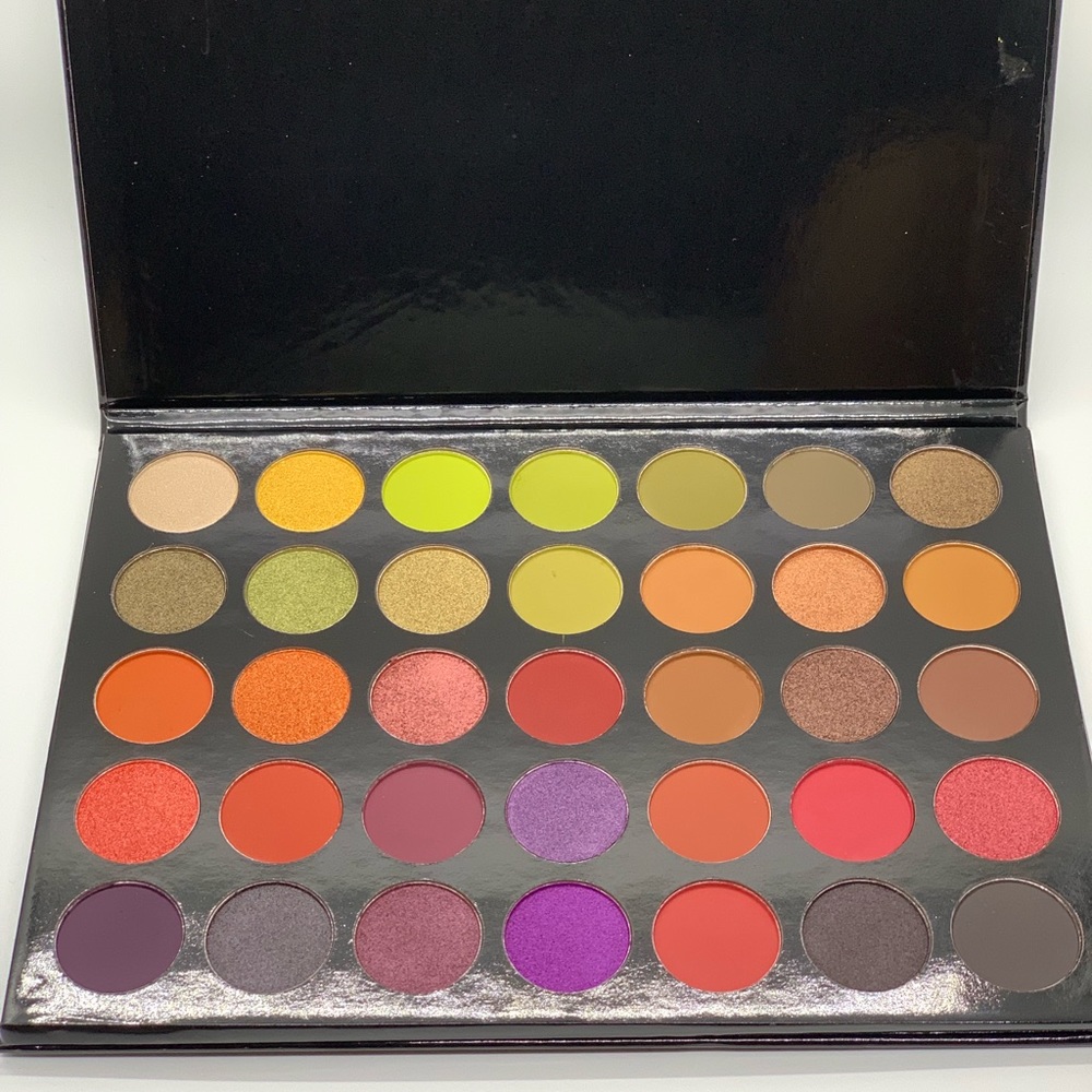 THE BLACK BOOK EYESHADOW PALETTE